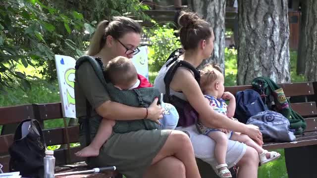 Zeci de mame s-au adunat într-un parc din Botoșani pentru a încuraja alăptatul în public