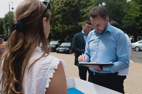 Primarul Aradului a semnat iniţiativa USR ”Fără penali” la locul unde a demolat cortul partidului