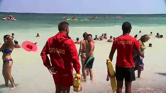 Steagul roșu arborat pe litoral. O persoană e dispărută, alta a fost salvată de la înec