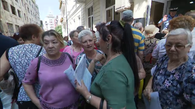 Scandal pe biletele gratuite în Grecia: ”Vreau să mă bronzez, nu mă vedeţi că sunt verde?”