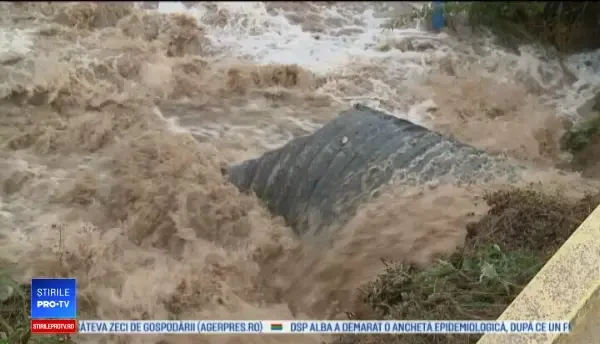 Dezastru în Arad după o ploaie de nici o oră. Viitura a rupt un podeț, iar DN 682 a fost închis