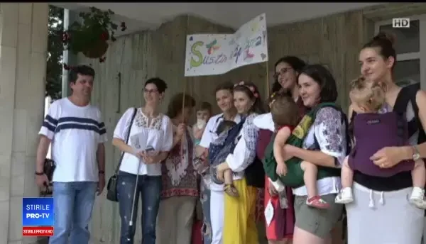 Zeci de mame s-au adunat într-un parc din Botoșani pentru a încuraja alăptatul în public