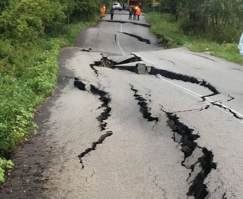Un drum naţional din Argeş a ajuns să arate ca "Marele Canion". Care e explicaţia
