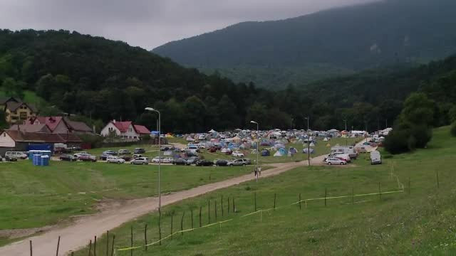 Tabăra din Carpaţi care atrage turişti din toată Europa. Unii vin de peste 20 de ani