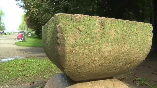 Spectacol cu lasere pe Poarta Sărutului. Între timp, operele lui Brâncuşi sunt ameninţate de licheni, vaci, copaci şi maşini