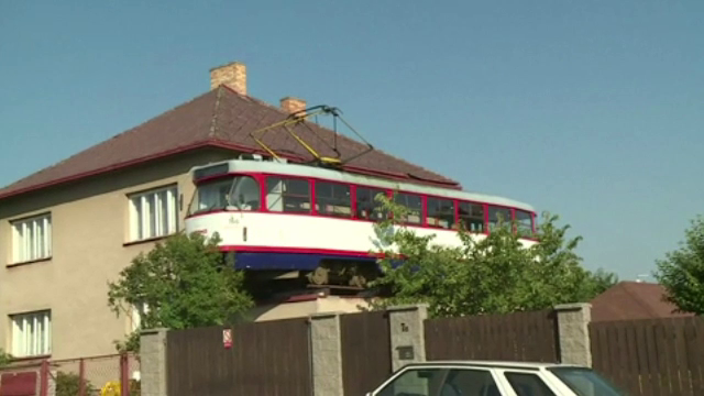 Motivul pentru care un ceh a urcat un tramvai pe casa. Reacţia oamenilor