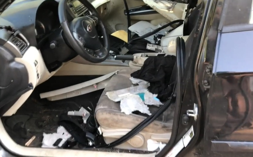 O mașină uitată descuiată a fost devastată de un urs înfometat. VIDEO