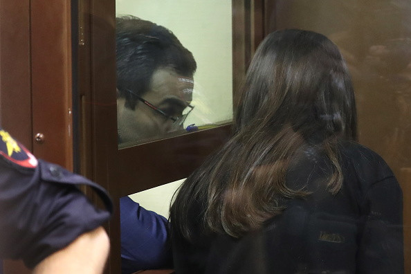 Trei surori și-au ucis cu brutalitate tatăl, pe motiv că le chinuia. Ce le-ar fi făcut victima