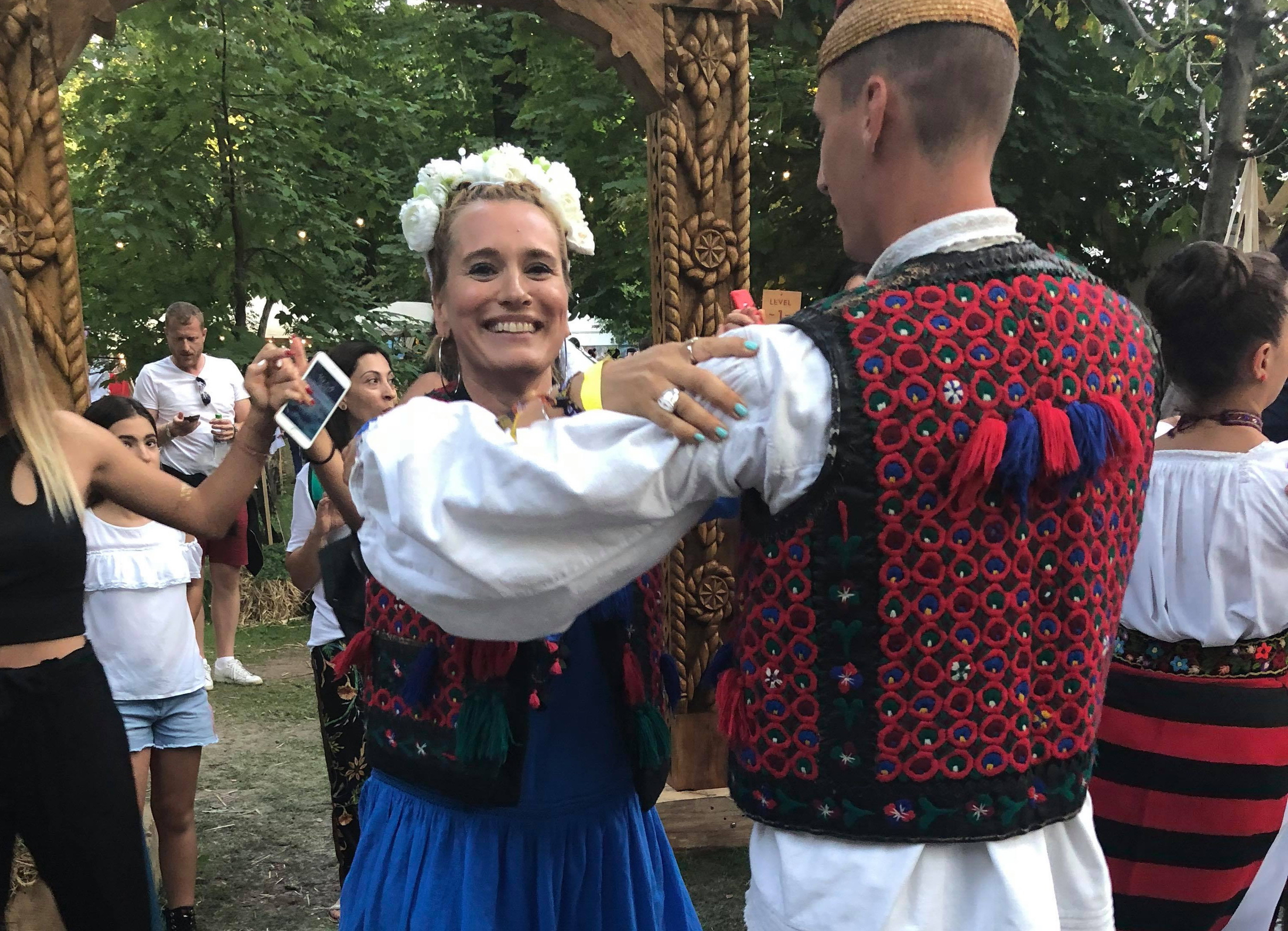 Cum se distrează Andreea Esca la UNTOLD. ”Toată lumea e prietenă cu toată lumea”