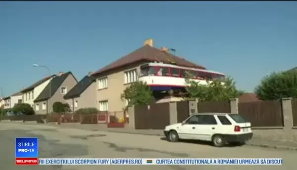 Motivul pentru care un ceh a urcat un tramvai pe casa. Reacţia oamenilor
