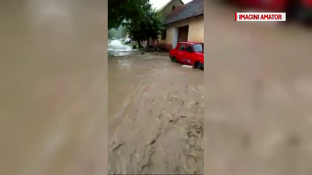Inundații în Caraş-Severin. 20 de gospodarii au fost afectate de ape