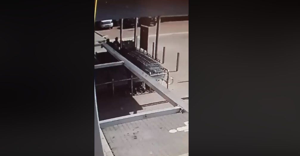 Un voluntar al campaniei "Fără penali", agresat în parcarea unui supermarket. VIDEO