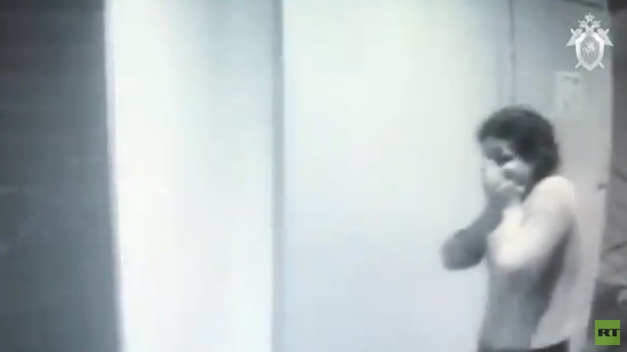 Înregistrare video din momentul în care 3 surori își ucid cu brutalitate tatăl