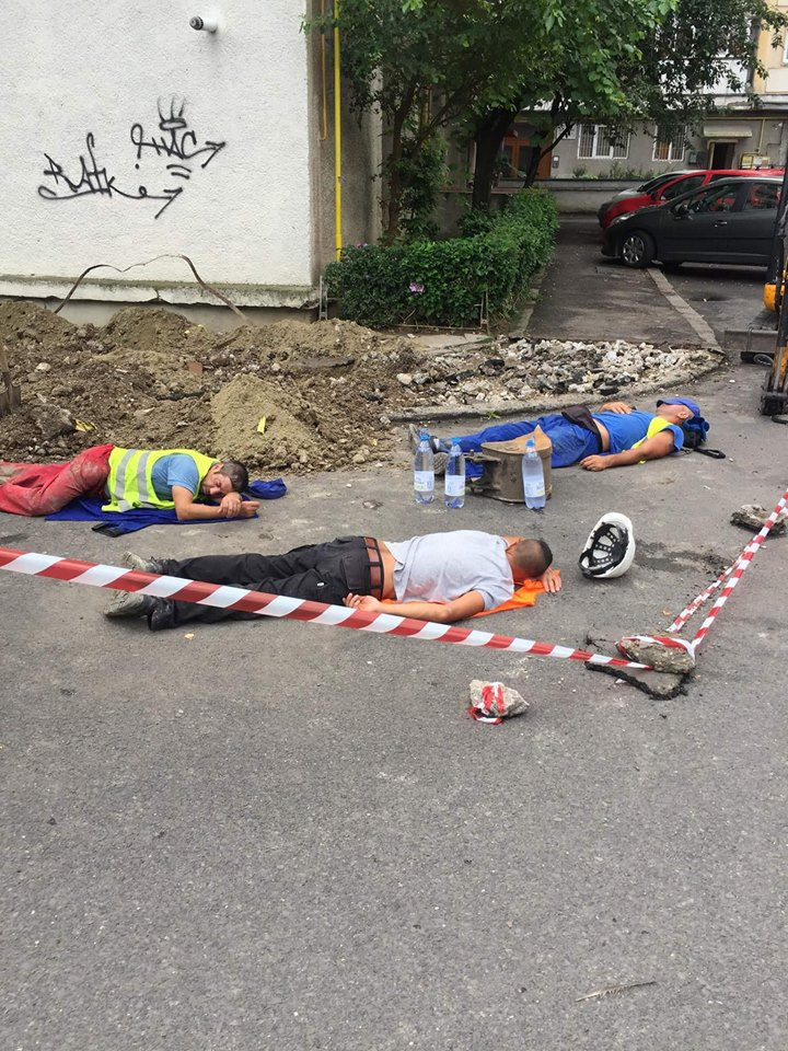 Trei muncitori, surprinși în timp ce se odihneau lângă un șantier. Fotografia, virală pe Facebook