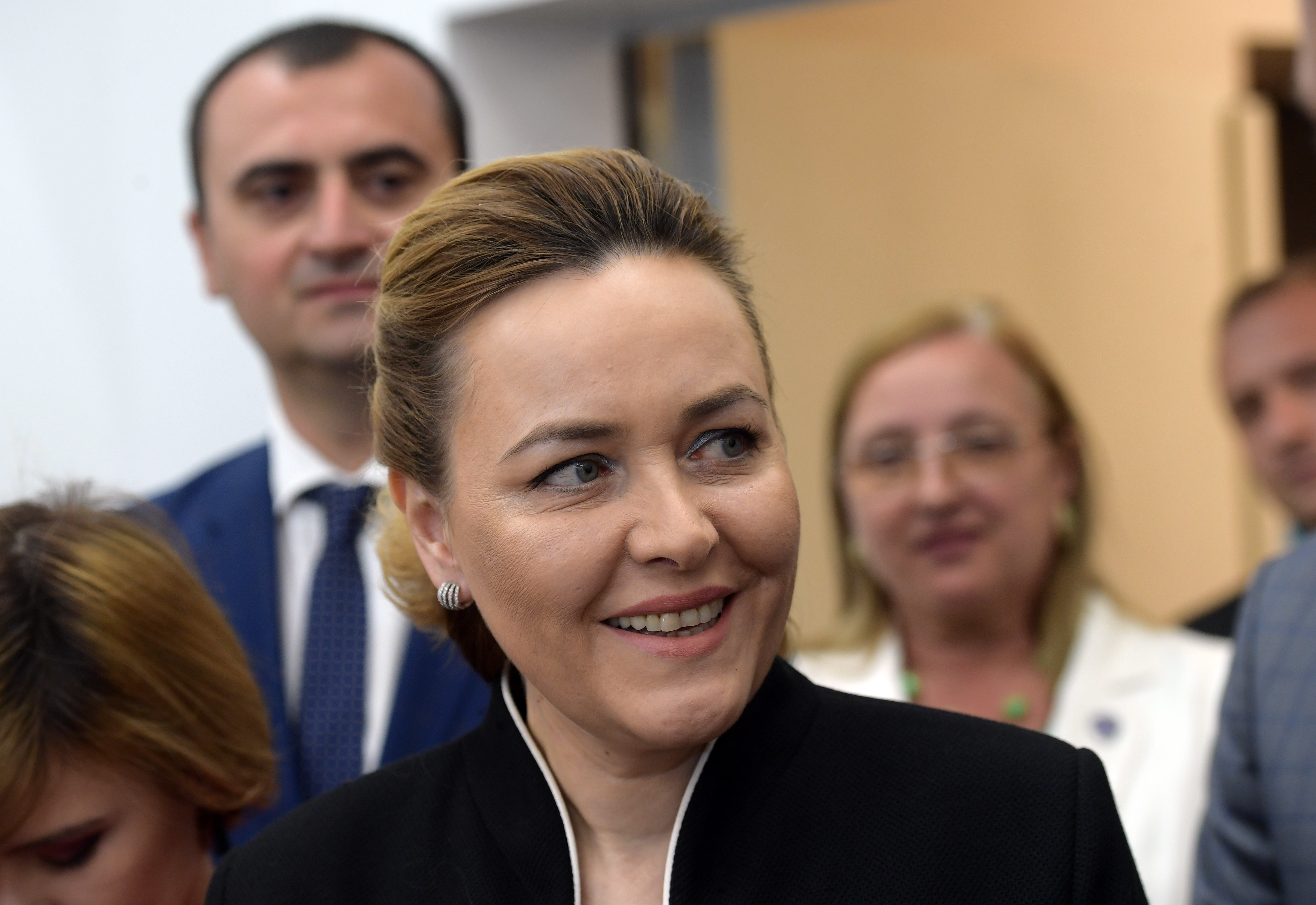 Carmen Dan către Cioloş: Aţi uitat să daţi banii înapoi pentru Cuminţenia Pământului