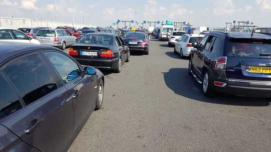 Coloane de maşini pe zece kilometri la intrarea în ţară prin Vama Nădlac II. Se așteaptă peste 2 ore