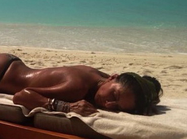 Mihaela Rădulescu, senzuală la plajă, la împlinirea a 49 de ani