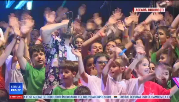 Sute de copii au cântat alături de Smiley la Festivalul Cantus Mundi. ”Mi-a plăcut să cânt cu el”