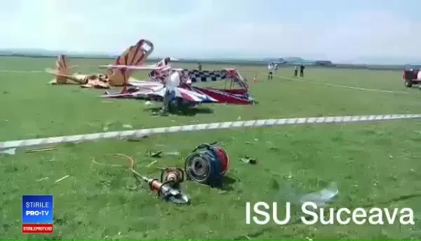 Două avioane de mici dimensiuni s-au ciocnit în aer, la Suceava. Un pilot a murit