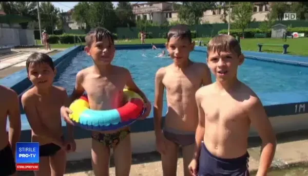 Vacanța low cost la ștrandurile municipale. Bazinele sunt departe de standarde