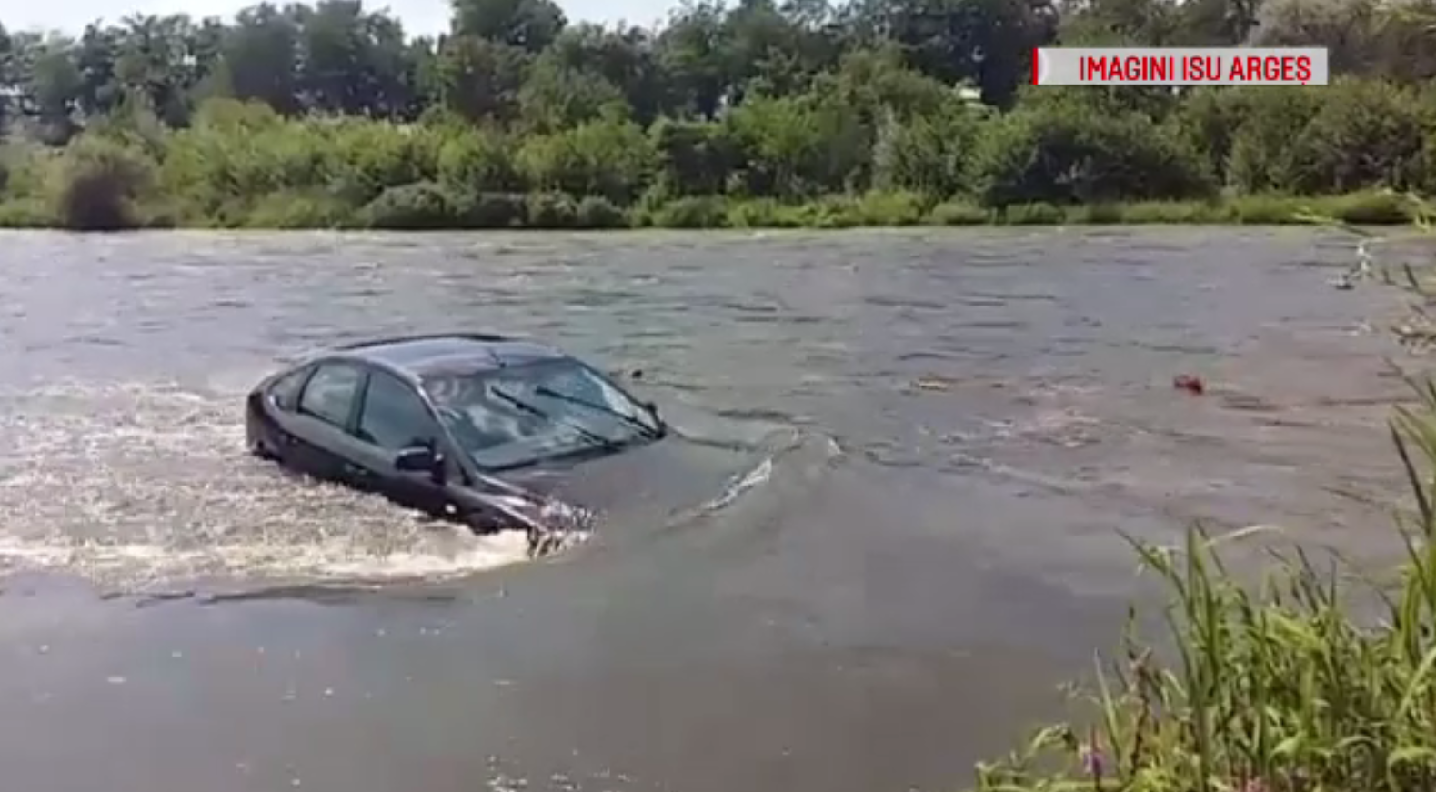Au plecat la picnic, dar mașina le-a fost luată de ape. Ce s-a întâmplat