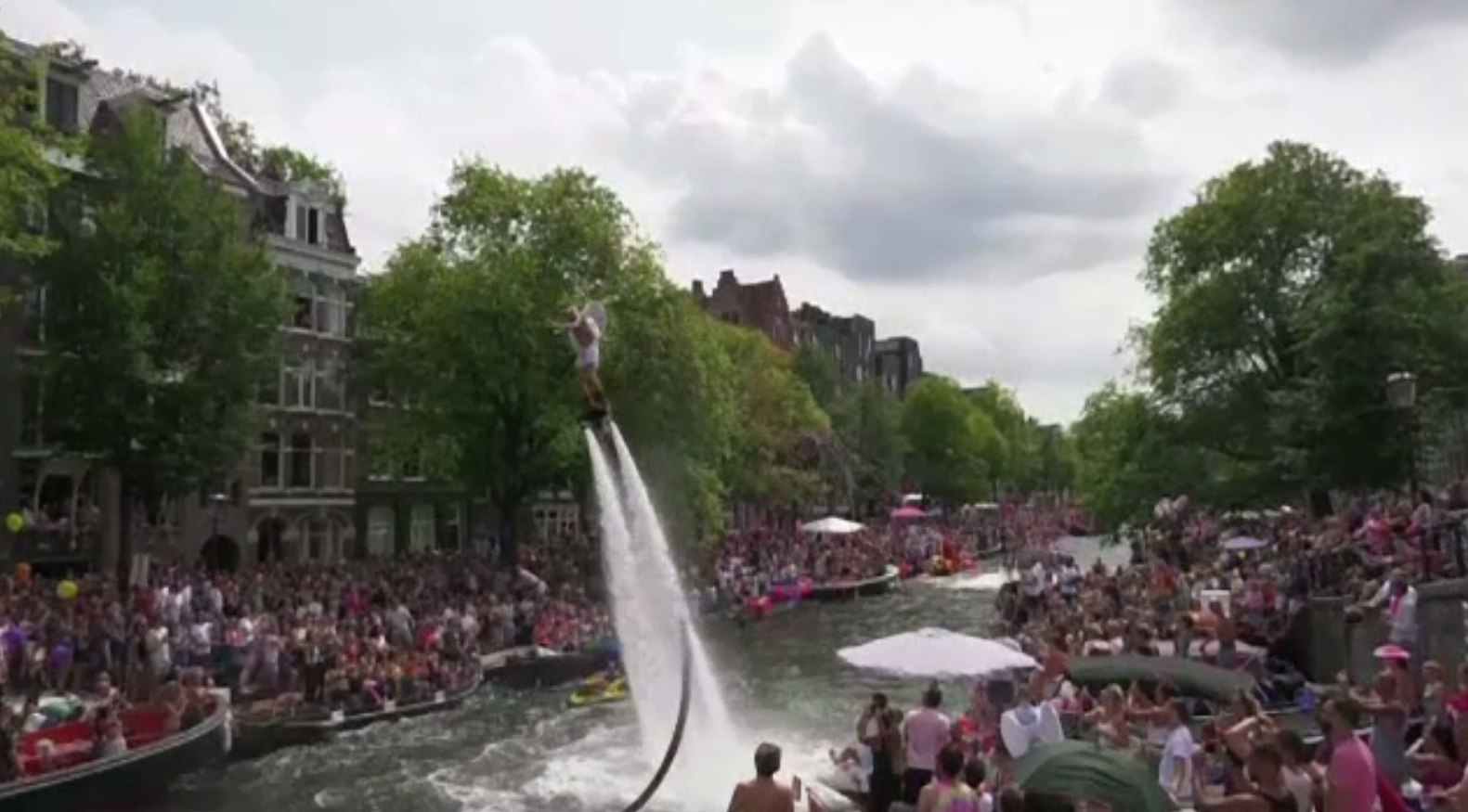 Paradă gay pe străzile din Amsterdam. Barje alegorice au plutit pe canalalel oraşului olandez