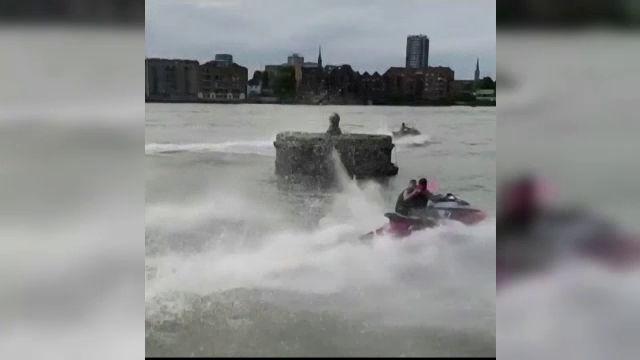 Urmărire ca în filme pe Tamisa. Imagini filmate de martori