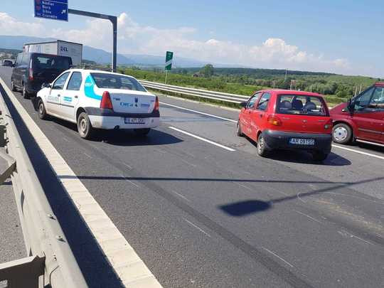 Opt persoane rănite, după ce trei maşini s-au ciocnit pe autostrada Sibiu - Orăştie