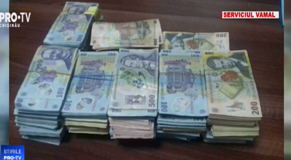 Doi moldoveni au vrut să plece din ţară cu jumătate de milion de lei româneşti. Ce s-a întâmplat în vamă