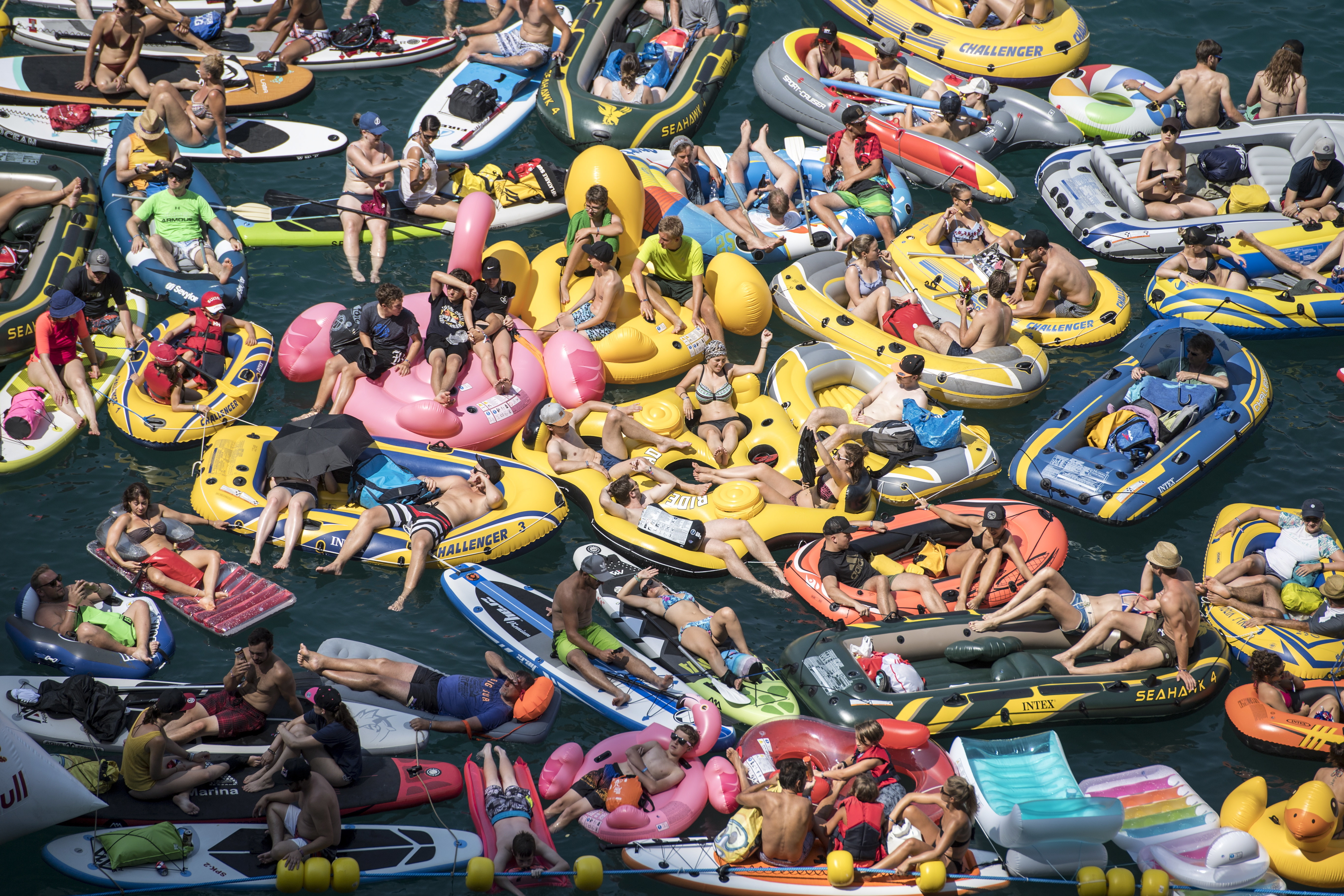 Spectatori în bărci, în Elveția, la o competiție de sărituri de pe stânci