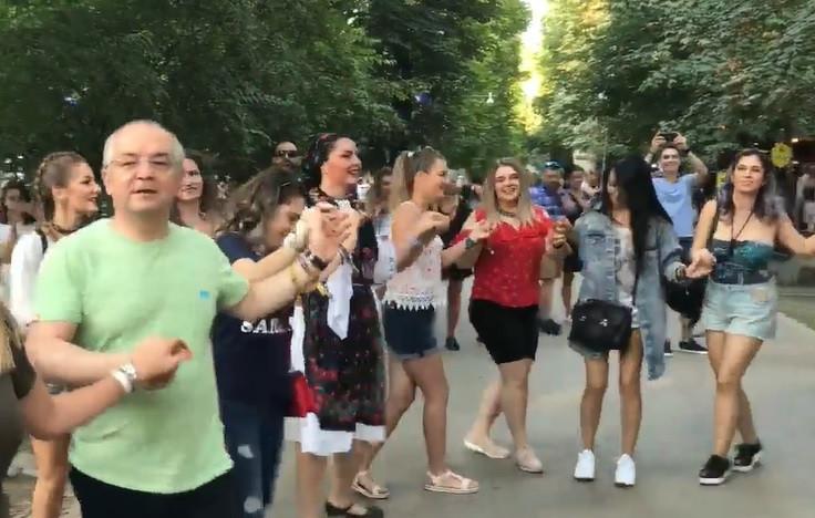 Emil Boc a jucat hora și a gustat palincă la Untold. VIDEO