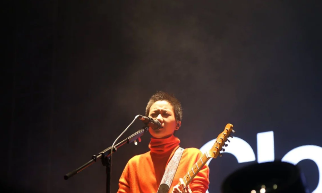 Cântăreață celebră moartă la 32 de ani. A fost văzută căzând de pe o clădire