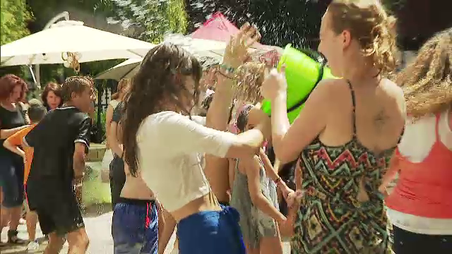 Bătaie cu apă la Festivalul ”Strada Armenească”, din Capitală. ”Tradiție veche, de când eram păgâni”