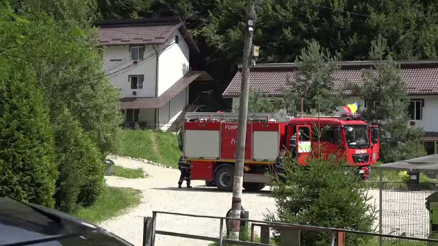 Bărbat transportat la spital, după ce i-a luat casa foc. Incendiul s-a extins și la vecini