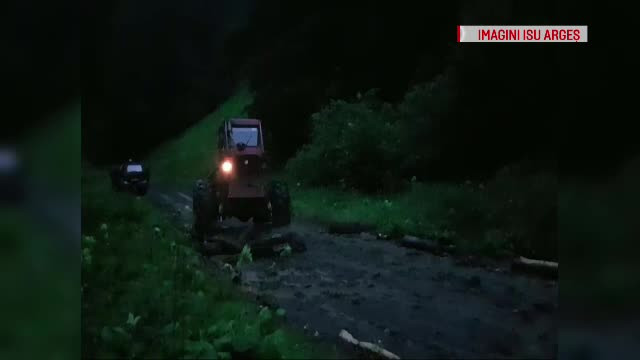 24 de turiști au rămas izolați din cauza unui drum blocat de aluviuni în Argeș