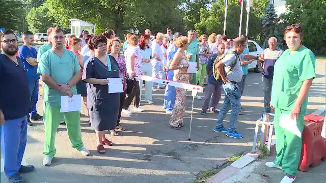 Protest la Spitalul Universitar din Capitală. ”Cade spitalul pe noi. Medicii fac chetă pentru o găleată de var”