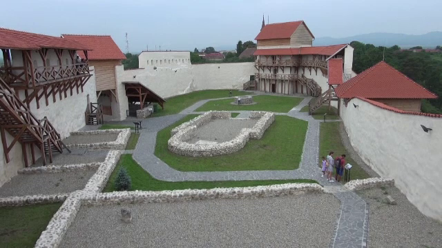 Nouă atracție pe harta cetăţilor din Transilvania. Cum puteți ajunge la Cetatea Marienburg de la Feldioara