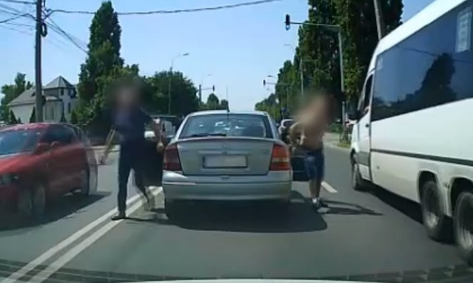 Imagini incredibile în București. Un șofer susține că 3 indivizi l-au atacat în trafic