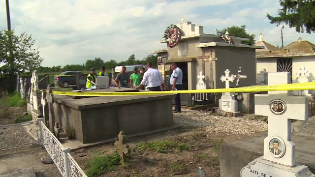 Cavoul unui tânăr mort la 18 ani, profanat: ”L-am făcut ginere la înhumare, i-am pus 100 € în piept”