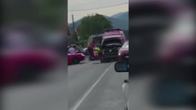 Şofer căutat de poliţie după ce a lovit o ambulanţă, producând un accident în lanţ