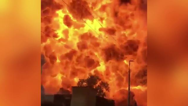 Momentul în care se produce explozia uriașă din Bologna, filmat de martori. VIDEO
