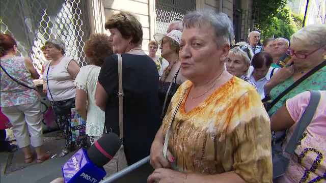 Excursiile gratuite în Grecia produc scandal printre pensionari. Liste de aşteptare, de la 6 dimineaţa