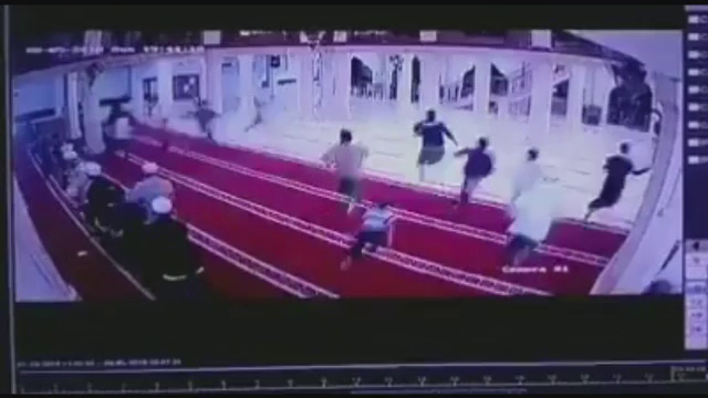 Credincioșii dintr-o biserică din Indonezia, surprinși de cutremur în timpul rugăciunii. VIDEO