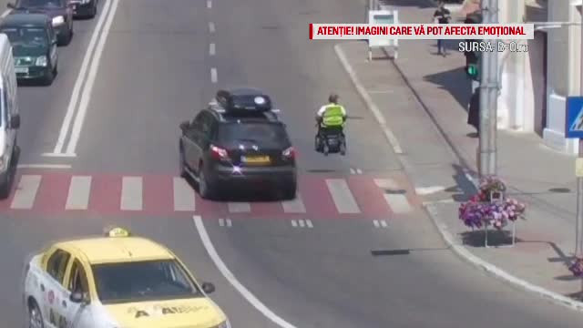 Bărbat în scaun cu rotile, lovit de o maşină în Bârlad. Cine era la volan