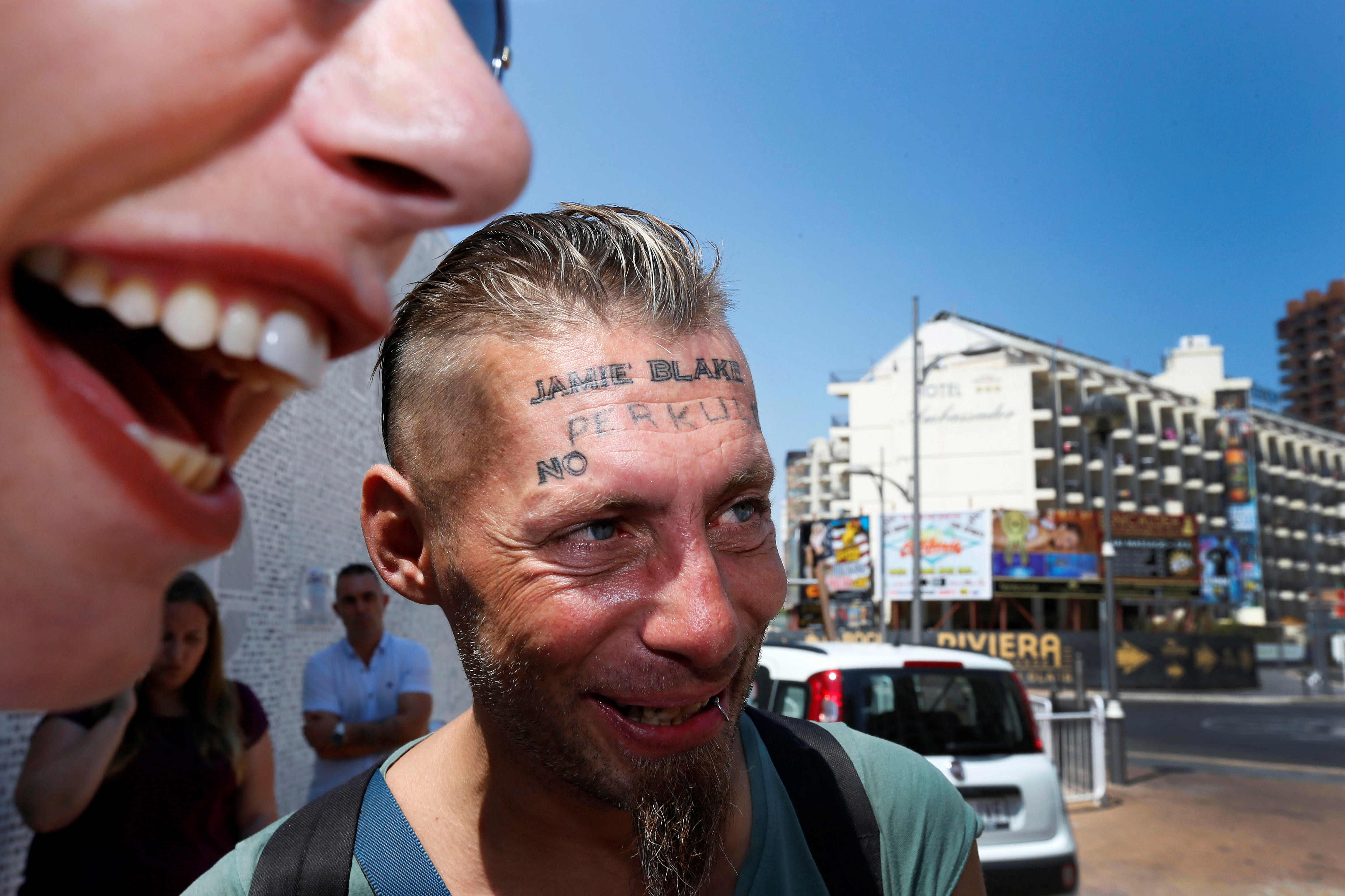 Un grup de britanici a plătit un om fără adăpost să se tatueze pe frunte. „Am făcut-o din disperare”