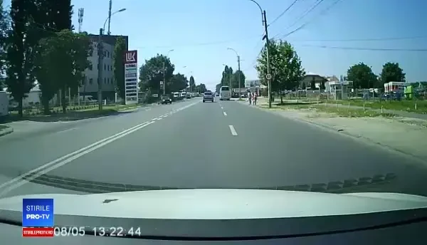 Imagini incredibile în București. Un șofer susține că 3 indivizi l-au atacat în trafic