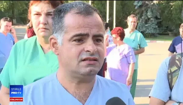 Protest la Spitalul Universitar din Capitală: Cade spitalul pe noi. Medicii fac chetă pentru o găleată de var