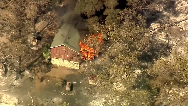 California, mistuită de incendiile de vegetaţie. 9 oameni au murit şi peste 2.000 de case distruse