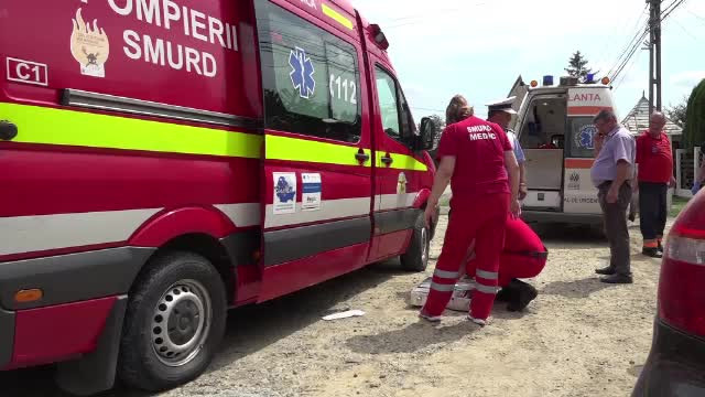 Trei persoane au ajuns la spital, după ce cauciucul unui microbuz a explodat pe A2