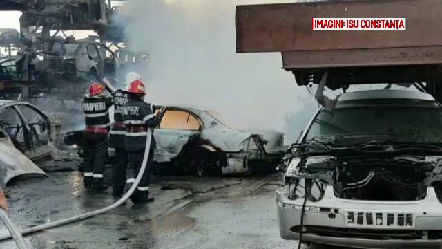 Incendiu devastator la un parc auto din Constanța. Flăcările s-au extins de la o rulotă